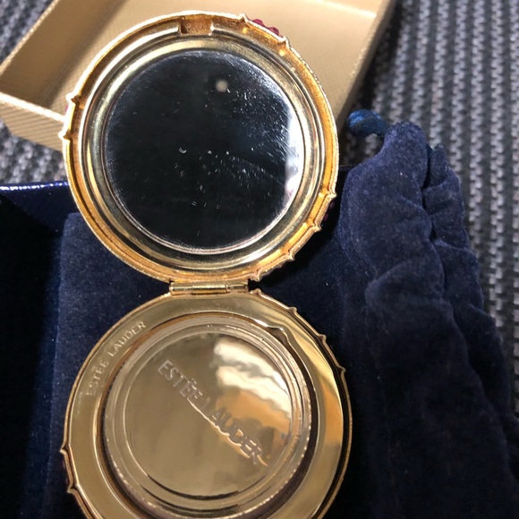 Estēe Lauder 2005 Red Ribbon Compact, Rare and in Great Condition, Box, Bag, inc - Picture 7 of 8